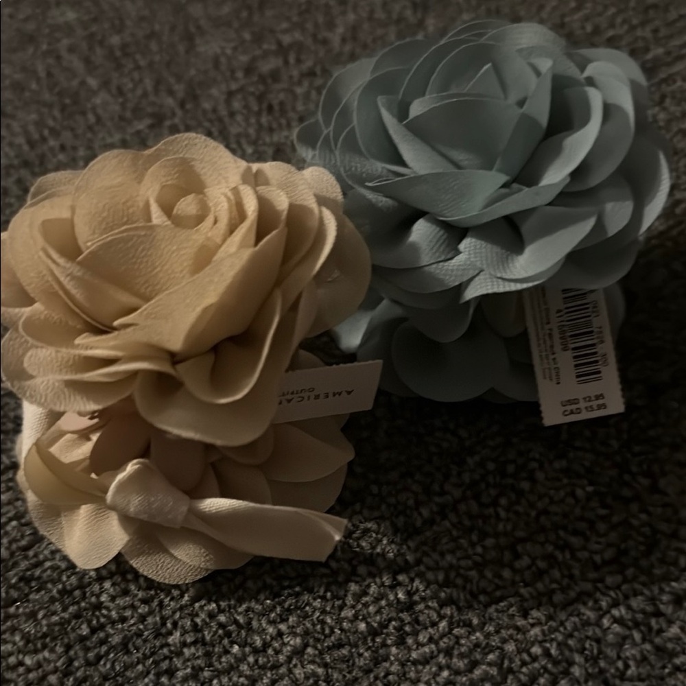 American Eagle Beige and Light Blue Floral Hair Clips - Picture 2 of 3